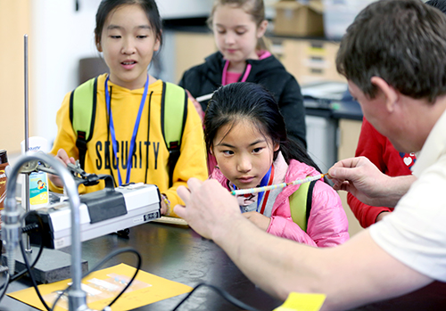 Elmwood elementary students and Chinese students from their sister city learn about light refraction at UW-Stout