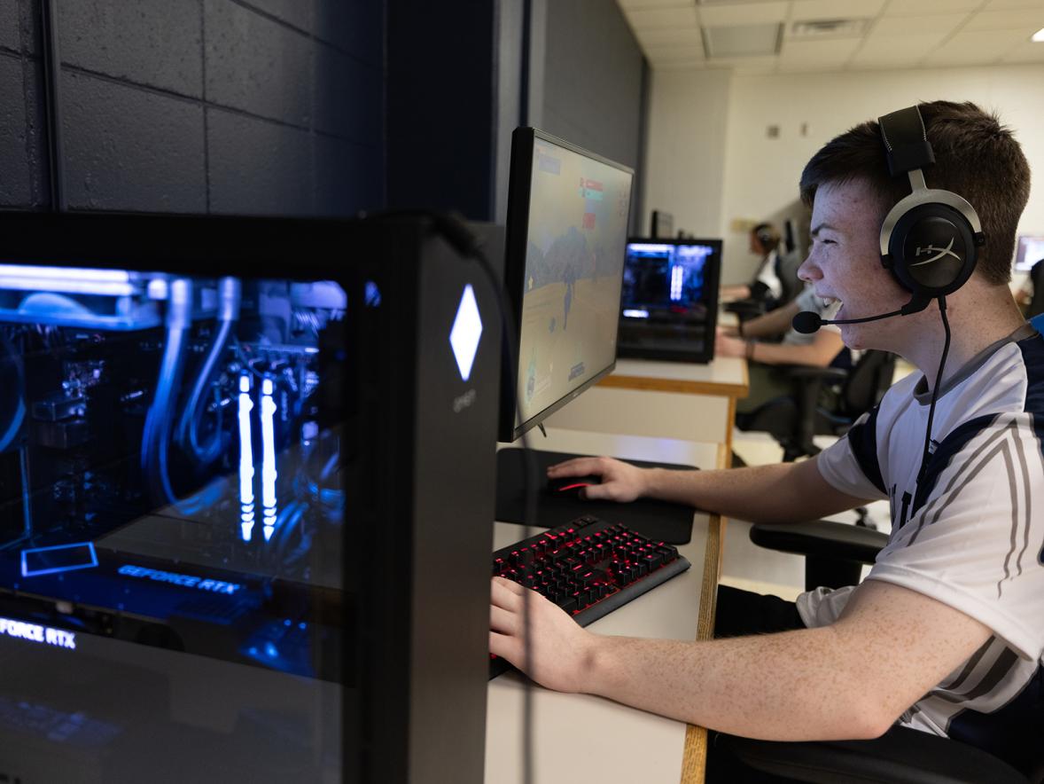 Esports team coming together at new arena, with new gaming equipment Featured Image